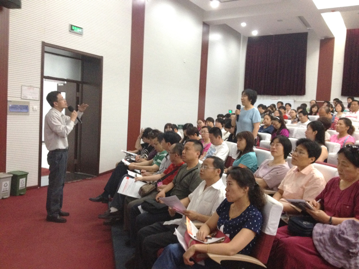 北京二十中学初二年级开展家长学校讲座