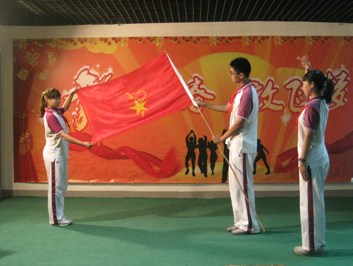 二十中新都校区初一年级开展“执着追梦无悔青春”离队建团活动