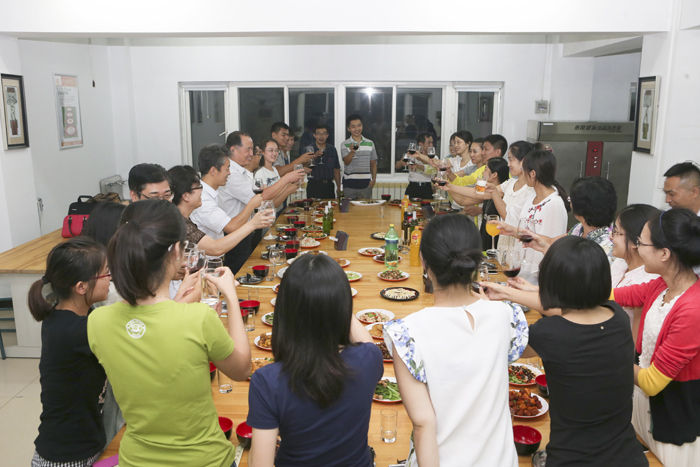 校领导与住校青年教师共庆中秋佳节