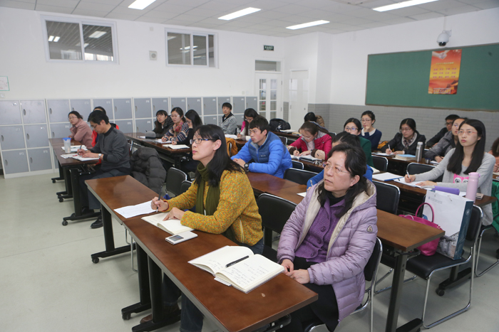 12月29日我校举行青年教师培训会