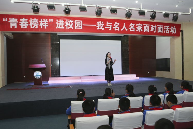 著名娱乐节目主持人索妮老师为初一年级学生带来《青春那些事儿》