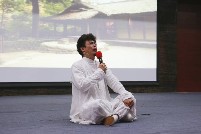 著名青年朗诵家胡乐民为我校师生带来《中华风骨颂》演颂会