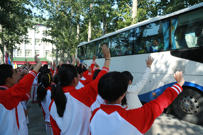 初一年级师生送别九渡河中学游学同学