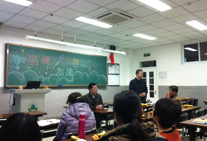 高三年级全体教师召开以“高三加油”为主题的期中考试分析会