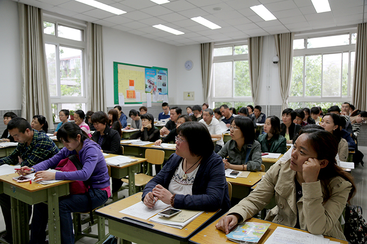 初一年级召开第二学期期中家长会
