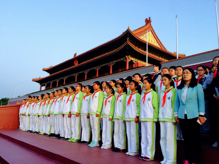 晨风习习红旗飘，保家卫国斗志扬——记北京二十中初一年级天安门观看升国旗活动