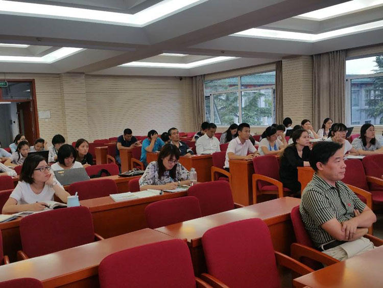 凝心聚气  脚踏实地——记初中部班主任培训会