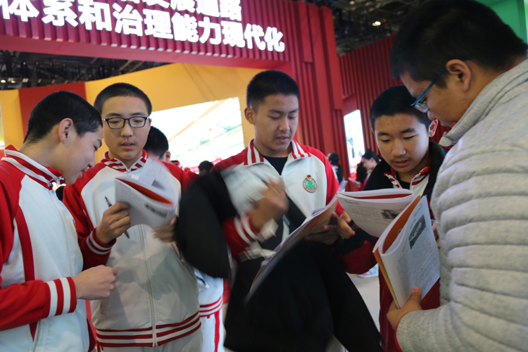  砥砺奋进 筑梦前行——初三年级参观“砥砺奋进的五年”大型成就展
