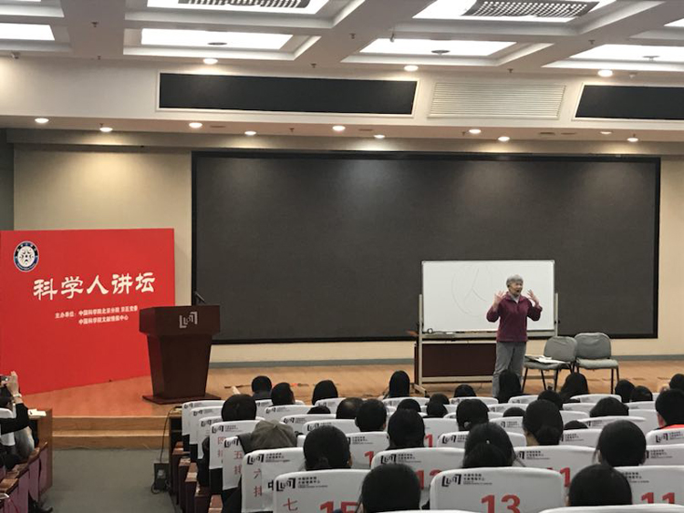 繁星绚烂,春水长流——高二年级文科班聆听吴青教授讲座