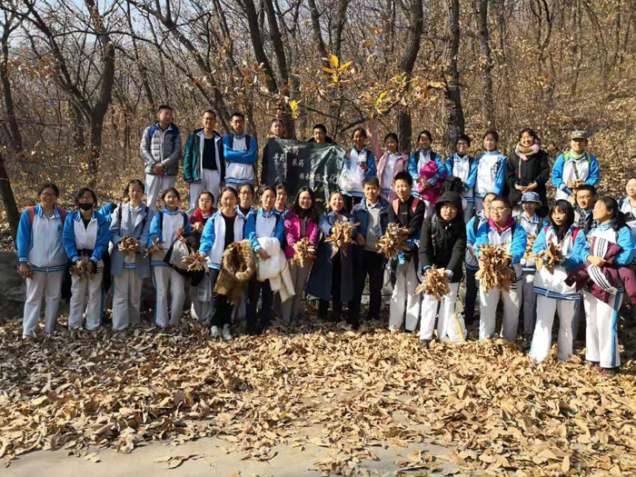 一节别开生面的生物课——寻药识药采药，传承中医文化<br/>——中草药小组在行动