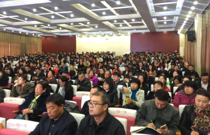 初一年级召开期中家长会