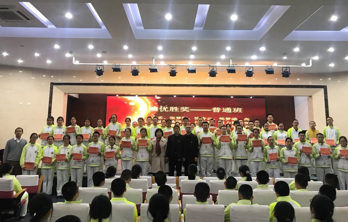 努力，让你的青春更精彩——记初二年级期中表彰大会