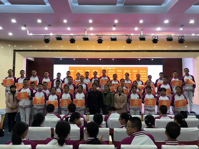 以奋斗精神铸就青春底色——初三年级召开期中考试学生表彰会