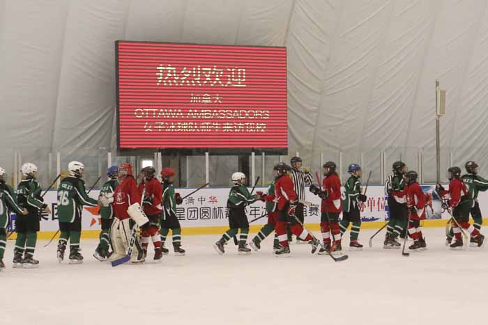 加拿大Ottawa Ambassadors女子冰球队来我校访问交流