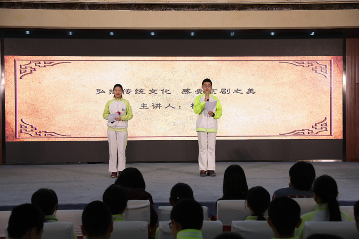 看京剧学传统文化，品表演体验艺术人生——初二年级观看京剧表演