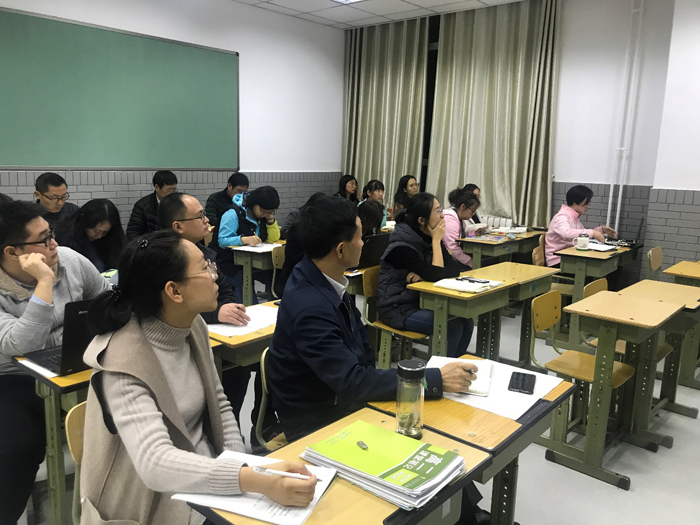 集中课堂教学智慧，交流优秀教学经验——记高二年级召开第一学期期中总结交流会