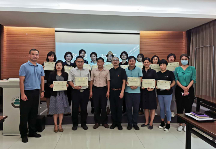 家校和谐互动 合育学生发展——初二年级家委会成立大会
