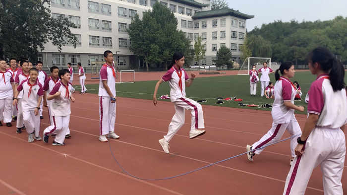 “鲤鱼”跃“龙门”——记初二年级跳绳比赛