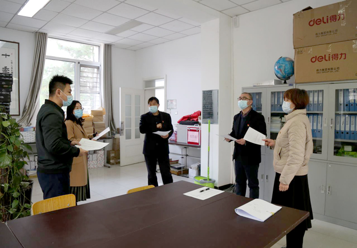 北京市第二十中学初中部开展办公室卫生大检查