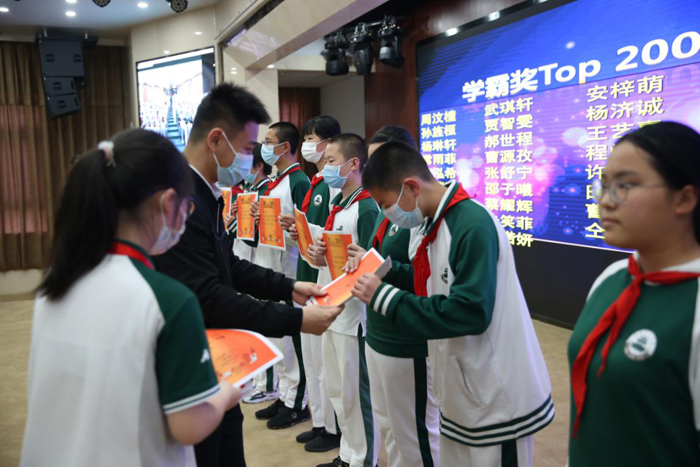初中部召开“初一年级第二学期期中表彰大会”
