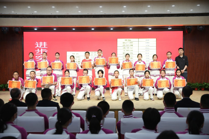 初中部召开初二年级期中表彰大会