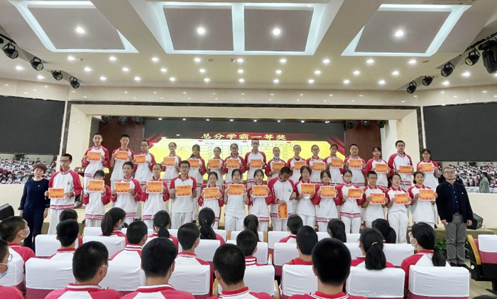 初中部召开初三年级期中学生会