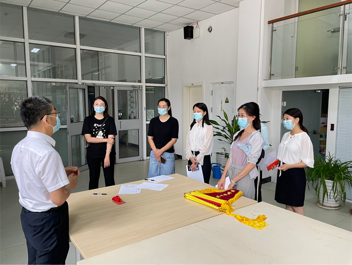 北京市第二十中学高中部组织开展办公室卫生评比活动