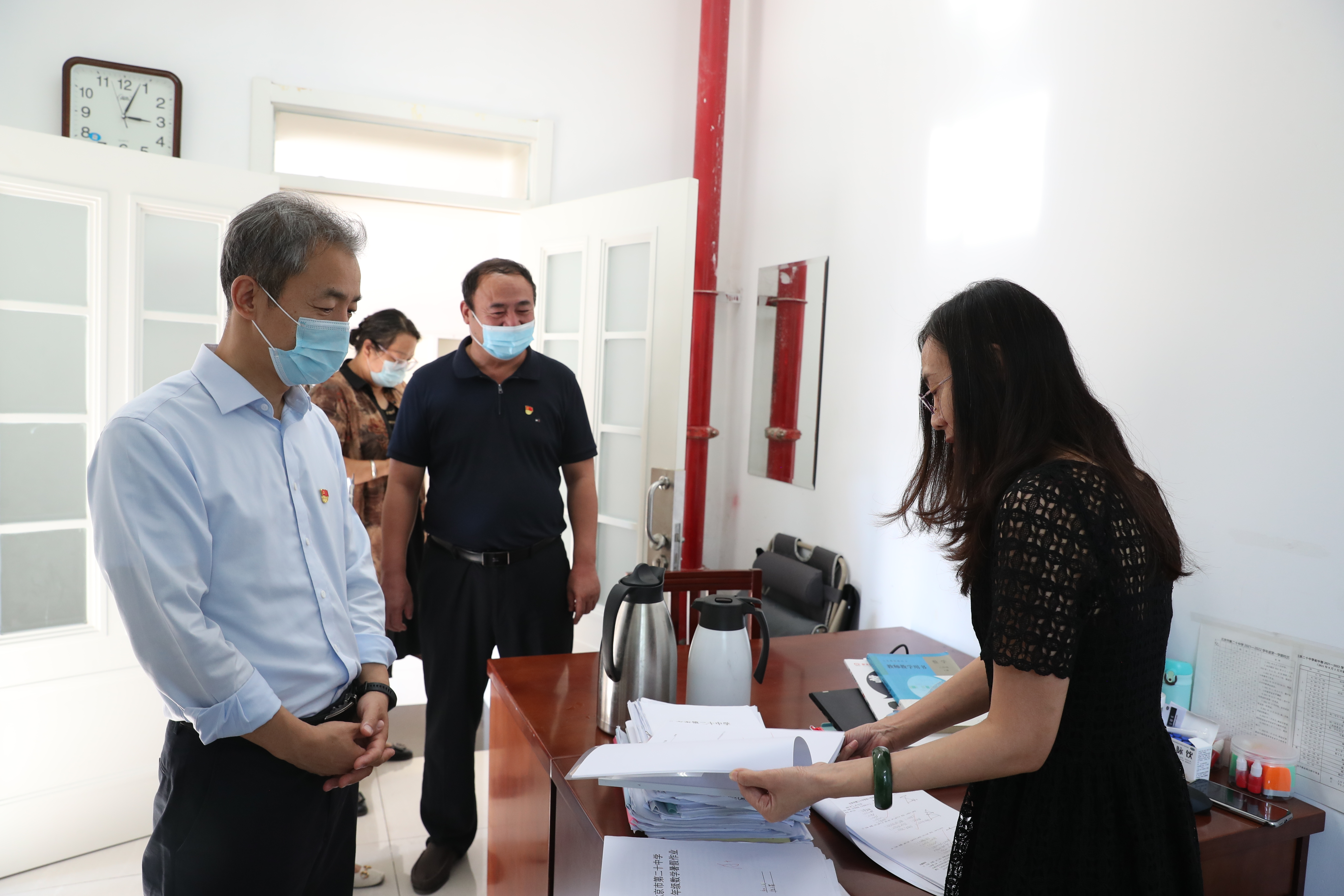 北京市第二十中学陈恒华校长、孙玉柱书记新学年第一天慰问教职工