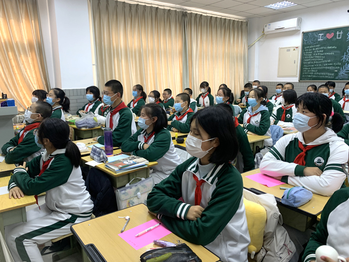 北京市第二十中学初中部举办“初二年级心理讲座”