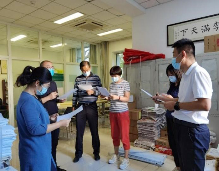 北京市第二十中学初中部组织开展办公室卫生评比活动