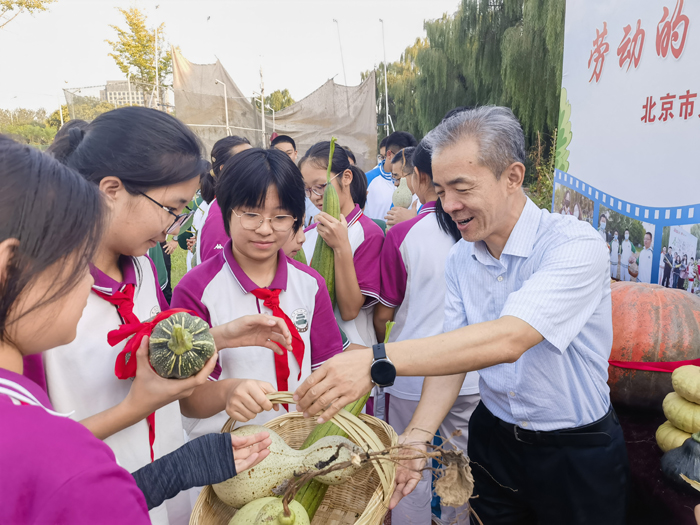 劳动的成果，丰收的喜悦—— “五彩农场”第二届丰收节