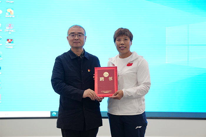 初中部开展“砥砺前行，方得始终——名人名家进校园”活动