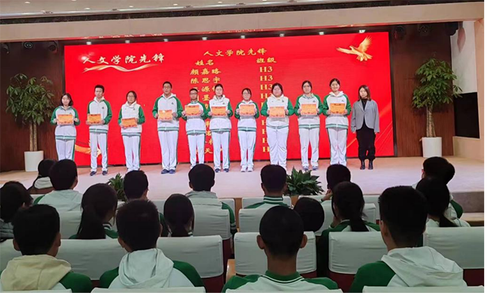 仰望星空，脚踏实地——记高二年级期中表彰大会