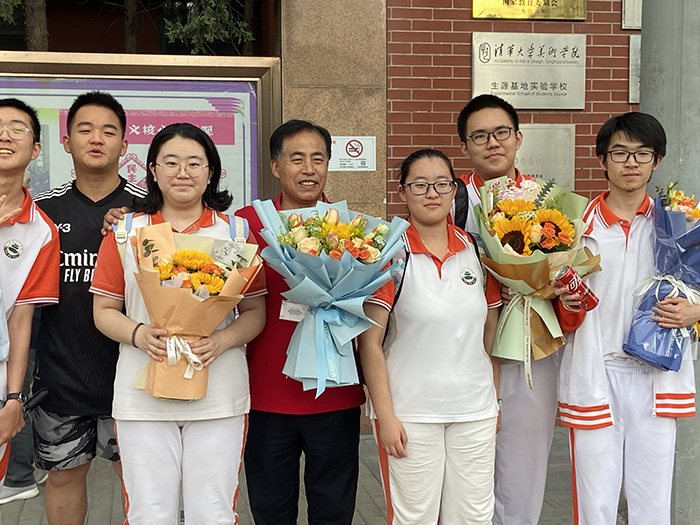 考场内外情相系，师生共筑圆梦路——高三年级教师高考送考记（4）