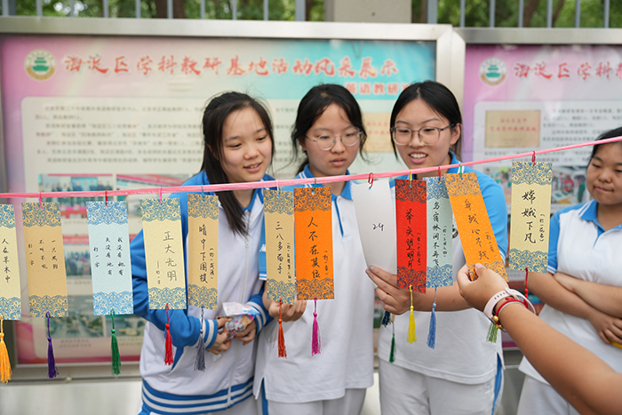 中秋书韵展风华，体验古艺启文澜——高一年级迎中秋语文学科实践活动圆满成功