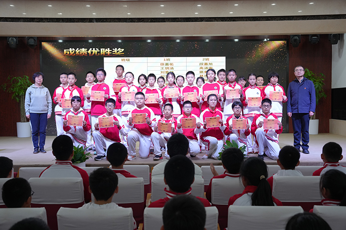 沐光而行，筑梦未来——初一年级期中表彰大会