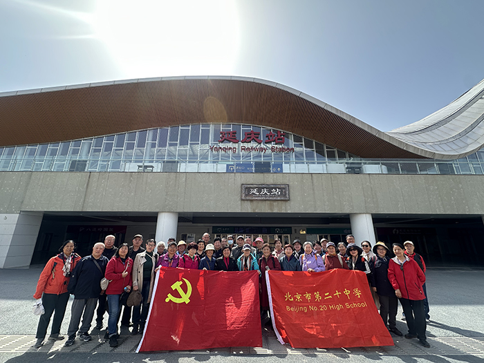 春日赏繁花，湖畔叙真情——退休教师春游记
