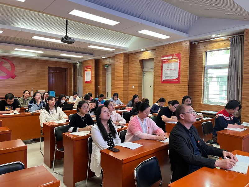 初一支部：主题党日强信念，新党员注入新活力