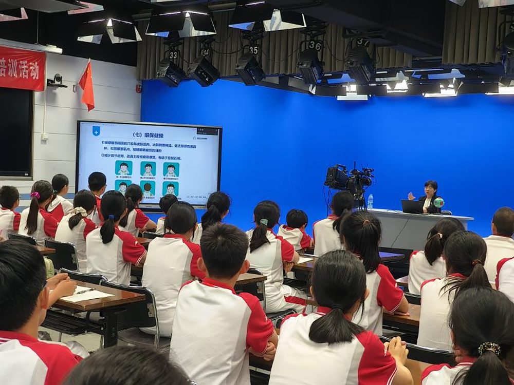 关注普遍的眼健康——专家进校园系列讲座