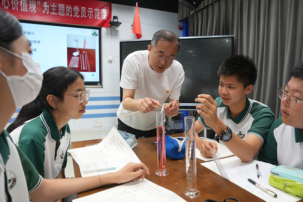 贯彻落实社会主义核心价值观——初二年级党支部开展党员示范课