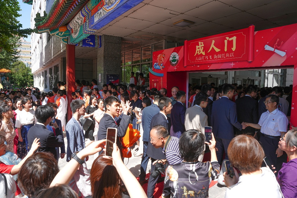 “芳华骊歌谱新韵，奋楫怀责梦远航”——记2025届高三年级毕业典礼暨成人仪式